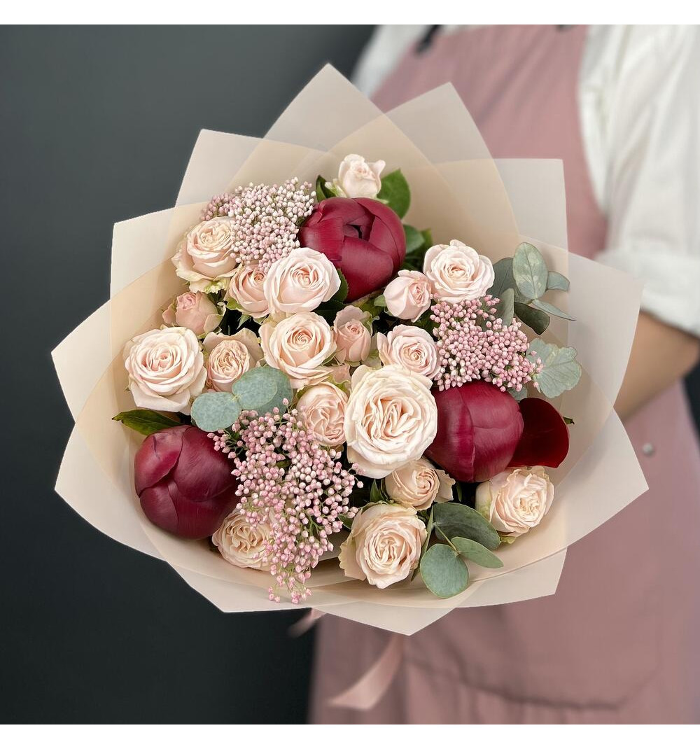 Авторский букет из красных Пионов и кремовых кустовых Роз с Озотамнусом