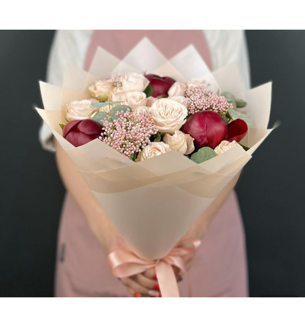 Авторский букет из красных Пионов и кремовых кустовых Роз с Озотамнусом