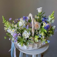 Blue and white basket with forget-me-nots and daisies