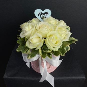 11 White roses in a box