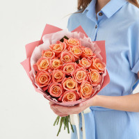 Букет из 19 персиковых роз в дизайнерской упаковке