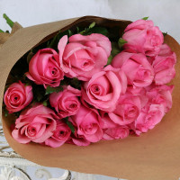 Букет из 15 розовых роз в крафте