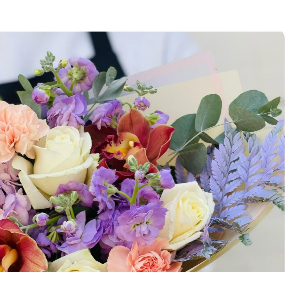 Авторский букет с оранжевыми орхидеями