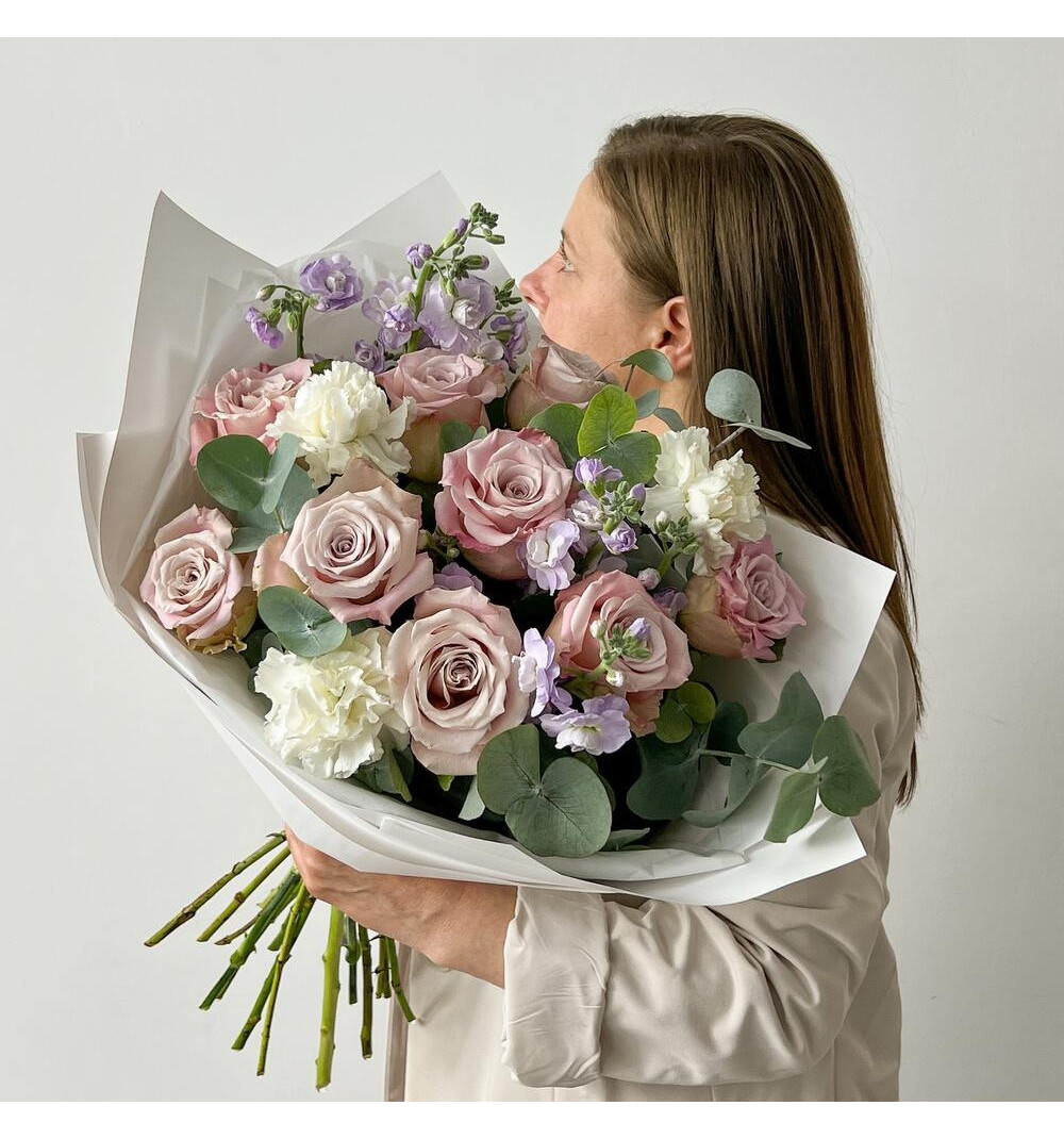 Букет в нежной гамме с розами и маттиолой