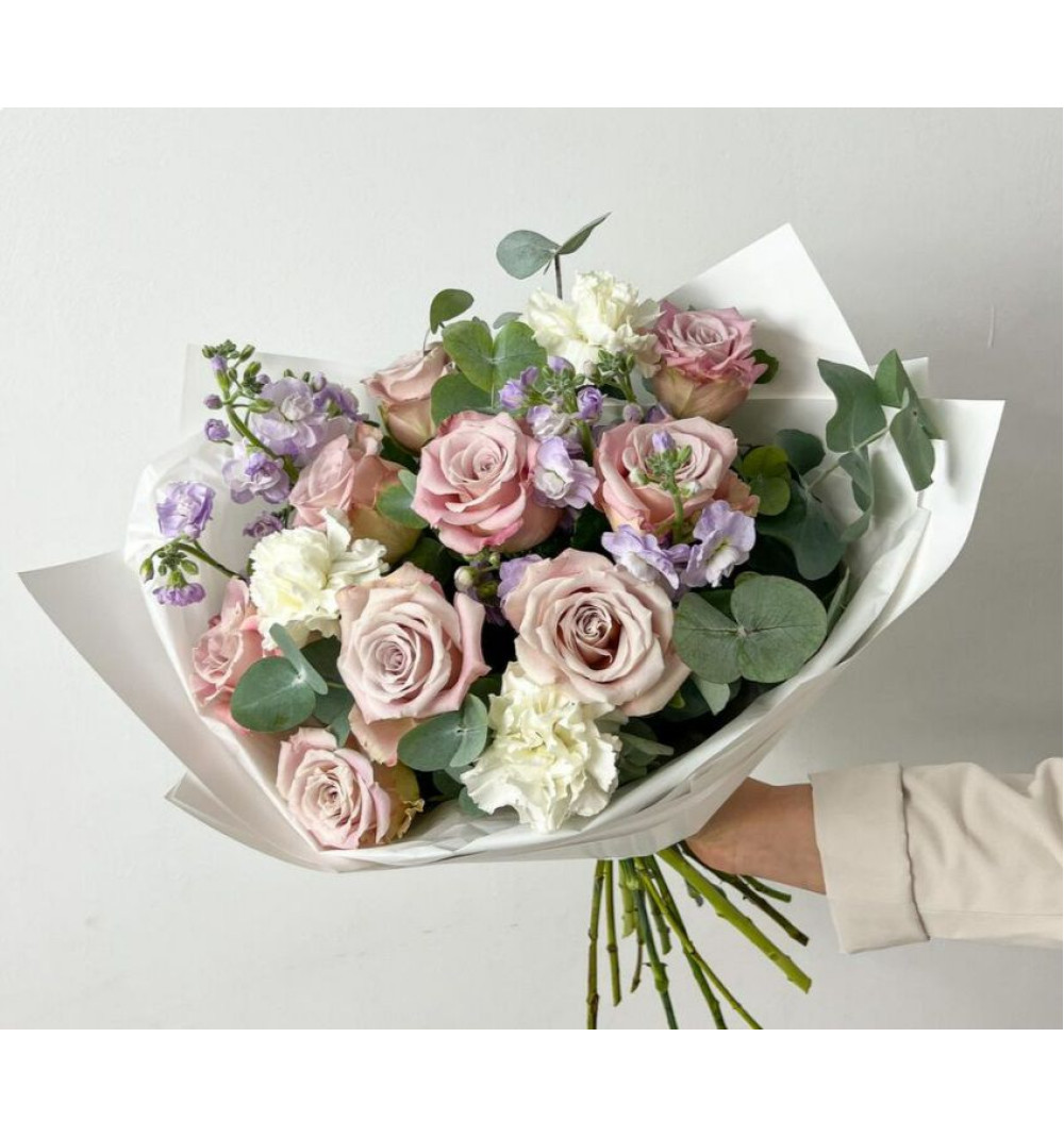 Букет в нежной гамме с розами и маттиолой