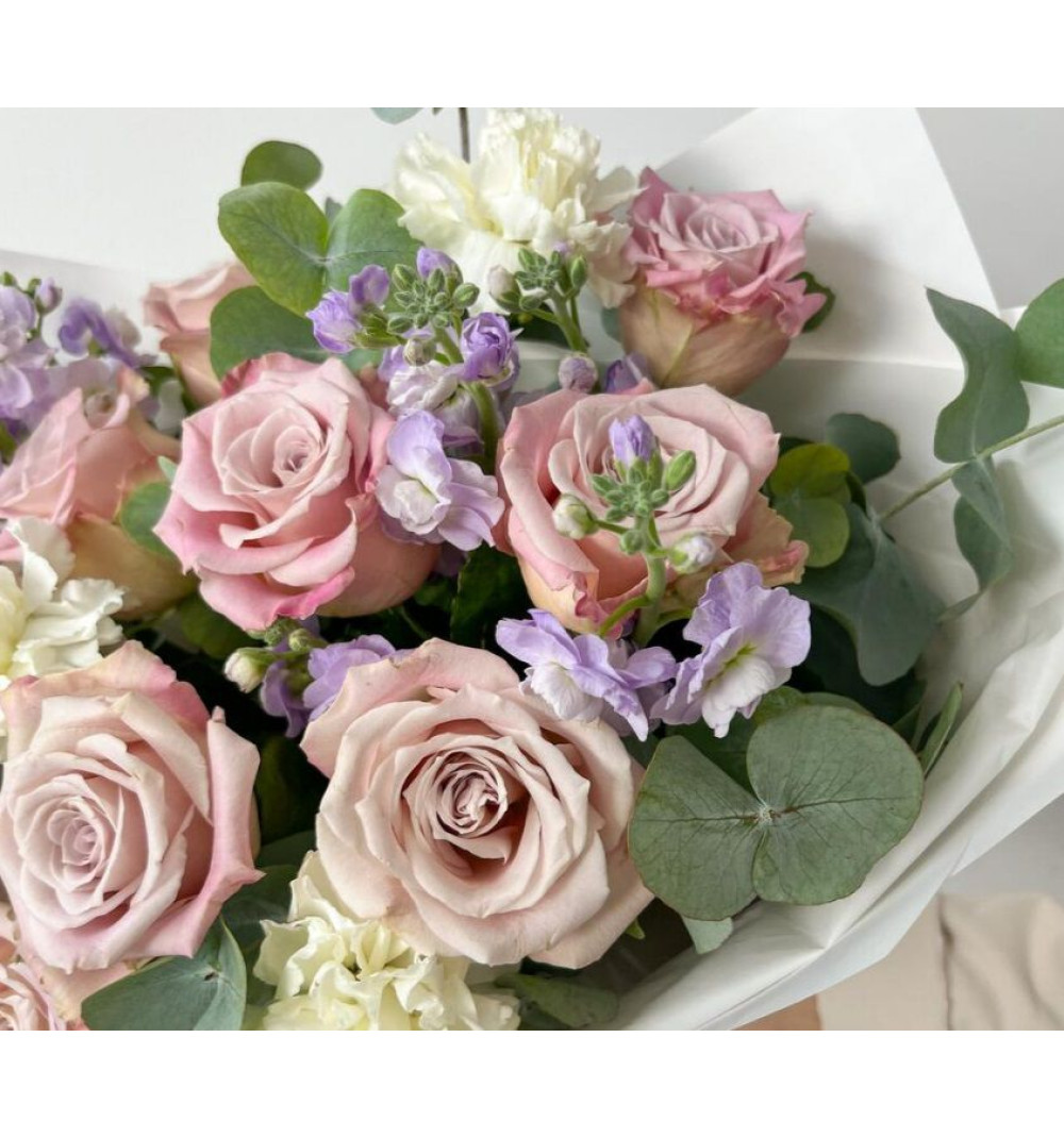 Букет в нежной гамме с розами и маттиолой