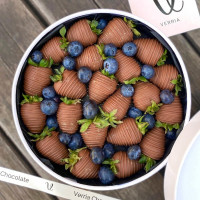 Клубника в шоколаде с голубикой «Summer Berries»