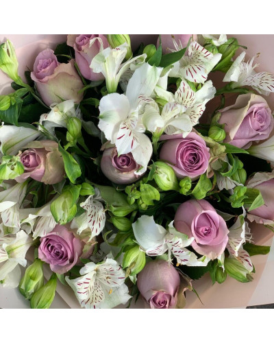 Авторский букет из фиолетовых Роз и белой Альстромерии